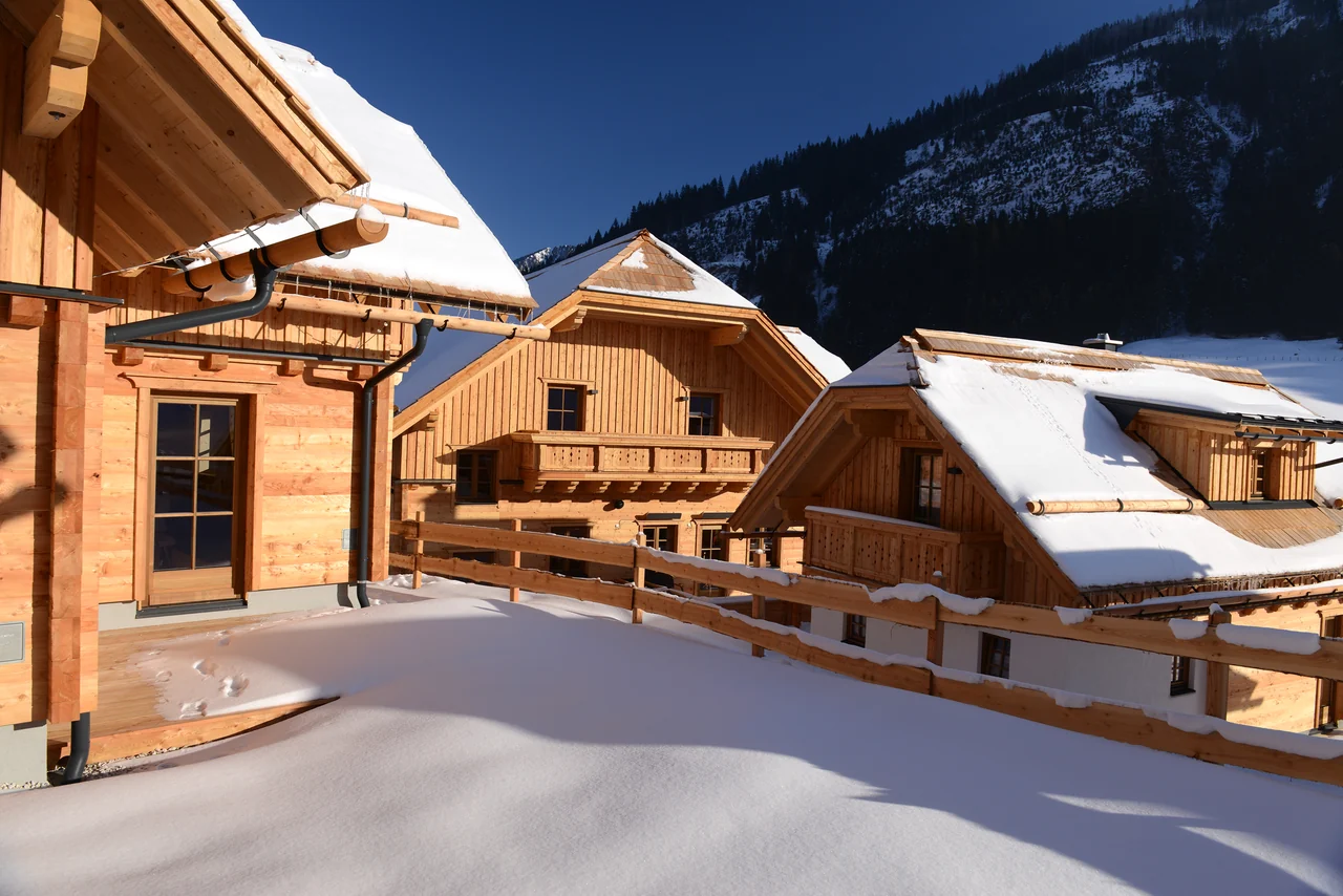 Chaletgebäude des Bergdorfs Riesner im Schnee