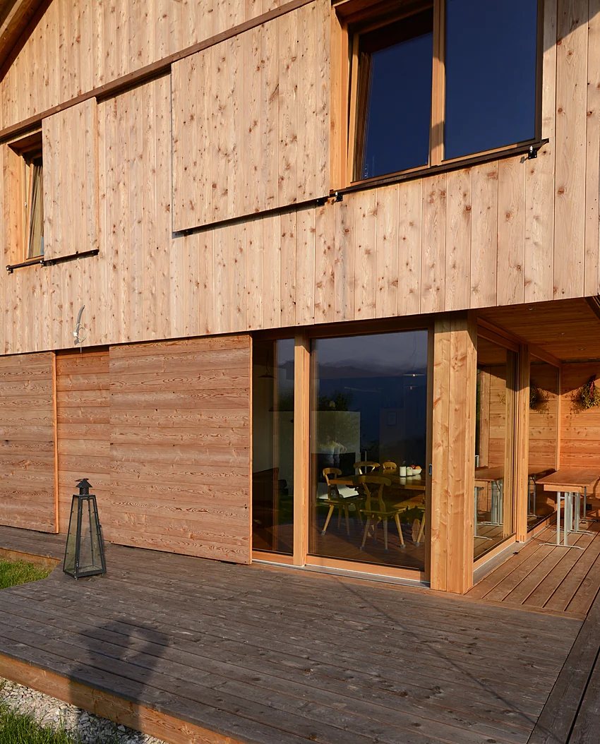 Holzfassade mit großen Fenstern