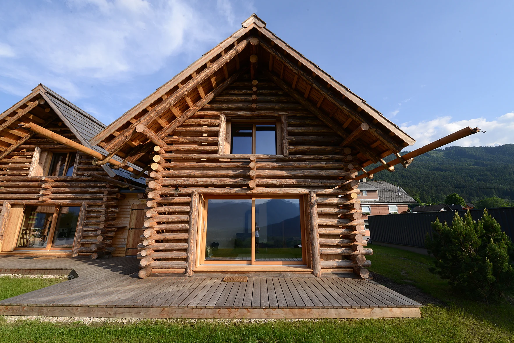 Blockholzfassade und Terrasse von Haus K