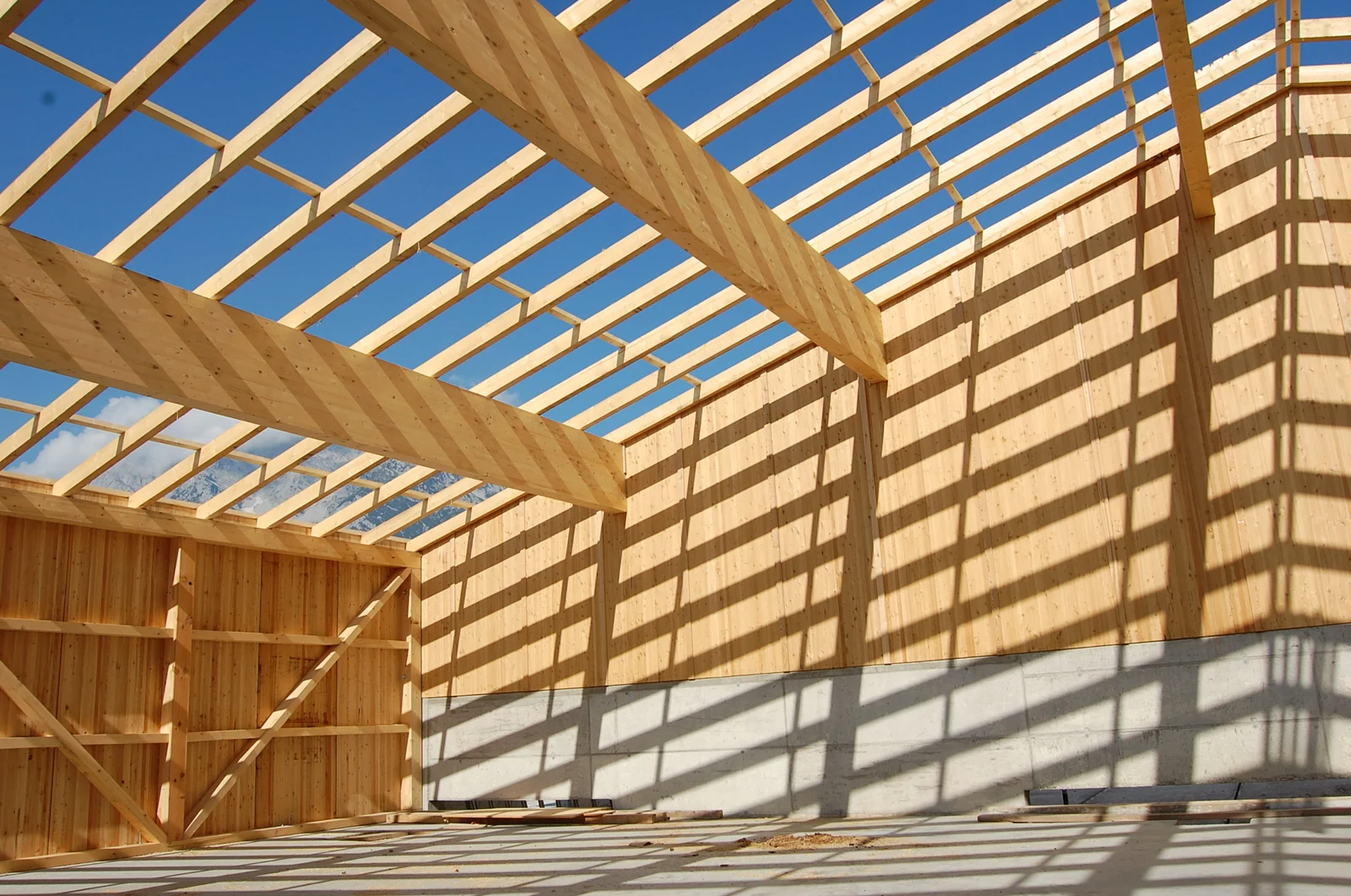 Holztragwerk einer Halle während der Errichtung