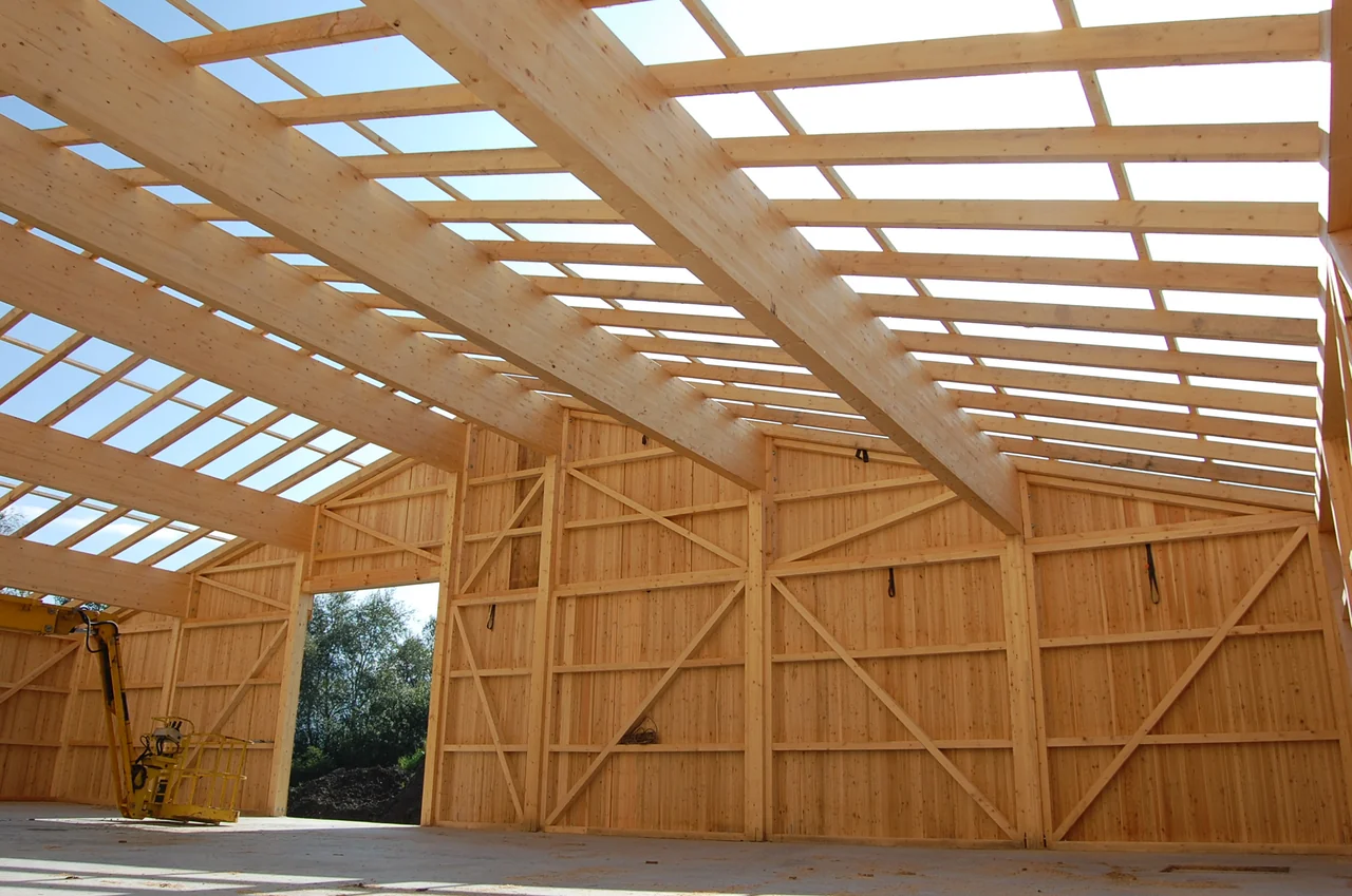 Holztragwerk der landwirtschaftlichen Lagerhalle während der Bauphase