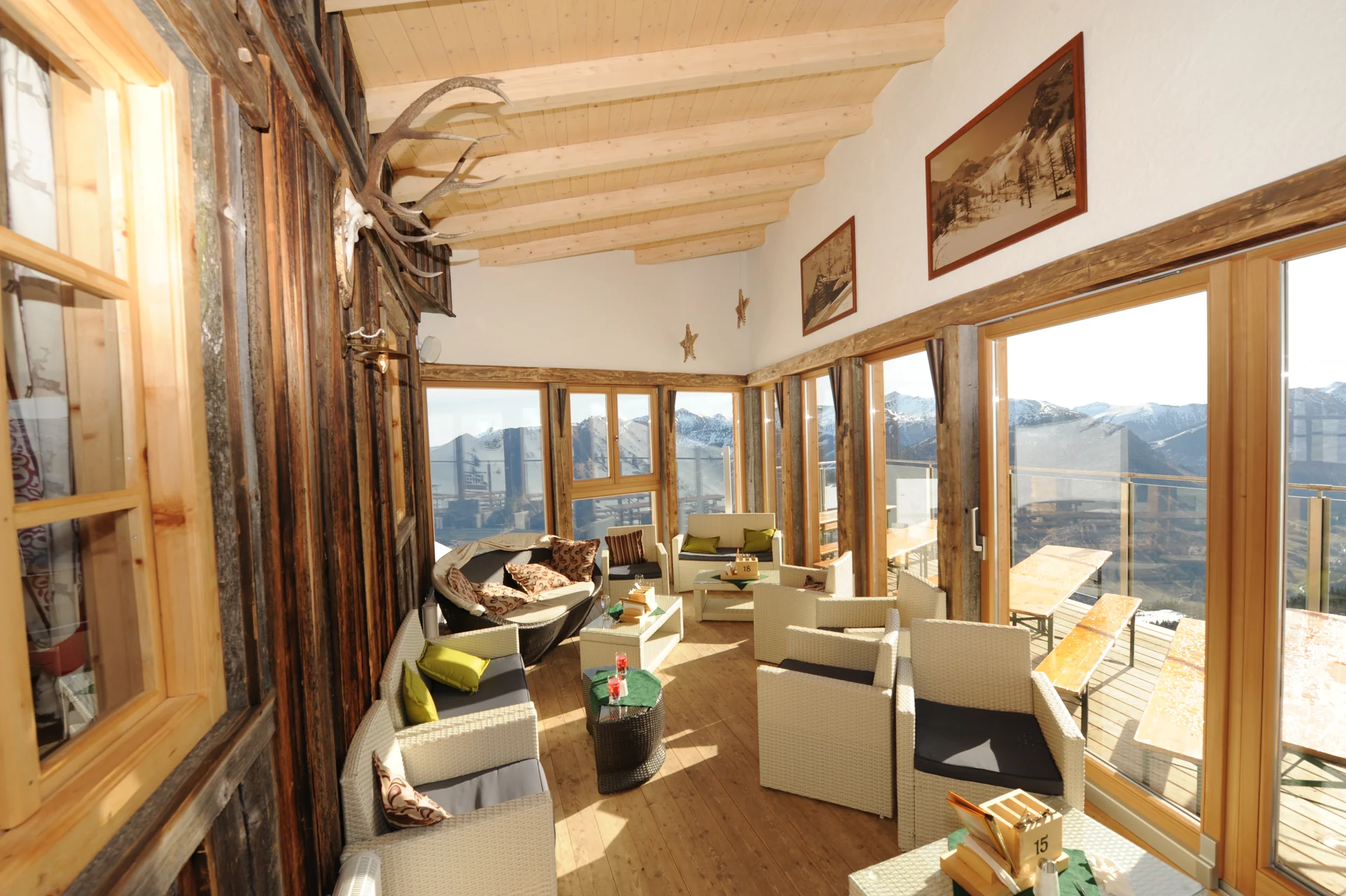 Sitzbereich mit Blick auf die Berglandschaft